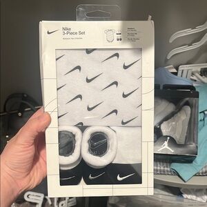 Nike Baby 3-Piece Set in Black and White